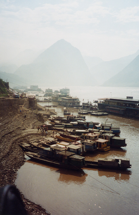 River Boat Houses, Yangtze River / China