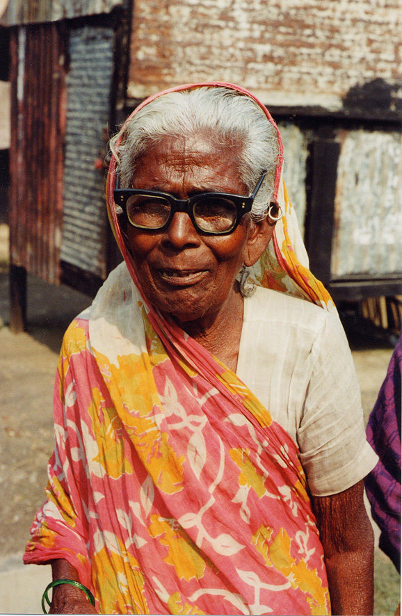 Elderly Lady / India / Bugpun - Click Image to Close