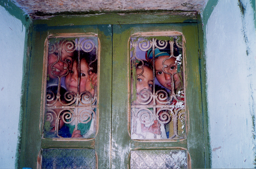 Children Looking Thru Door / Morocco / Berber - Click Image to Close