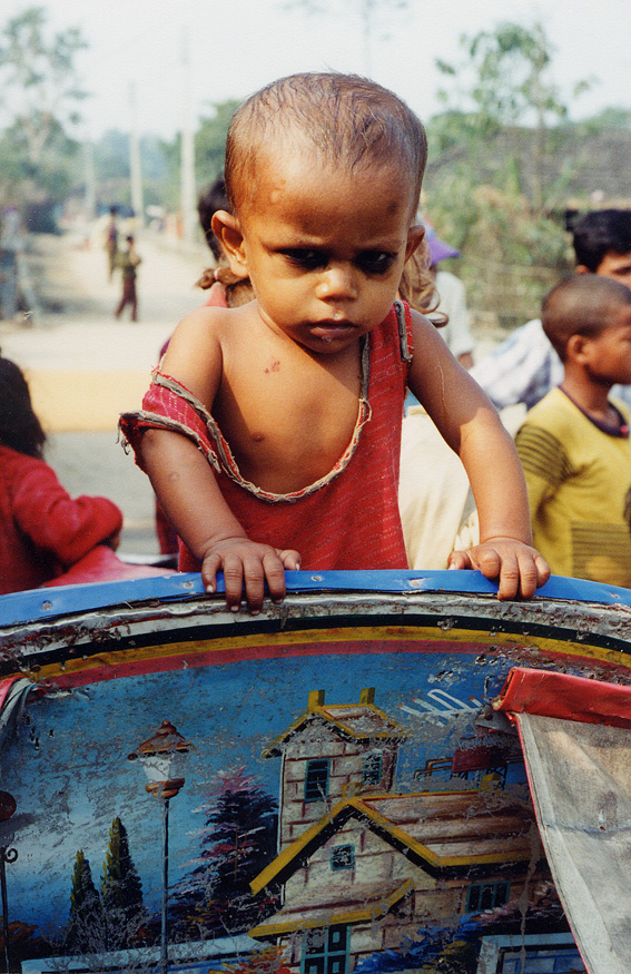 Baby Frowning / Nepal / Bugpuri - Click Image to Close